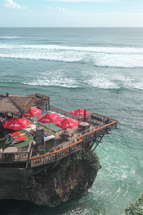 solo vacation - overlooking the cliffs in uluwatu into the ocean