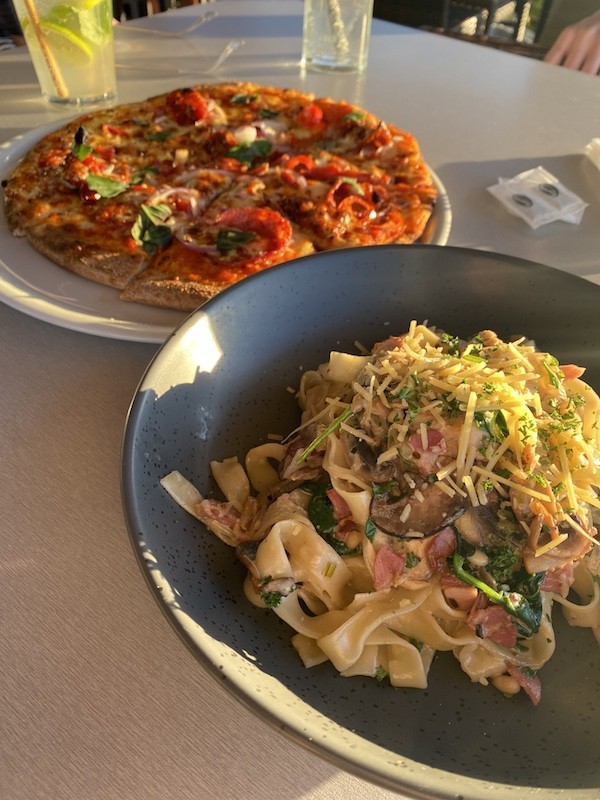 airlie beach - pizza and pasta at sorrentos